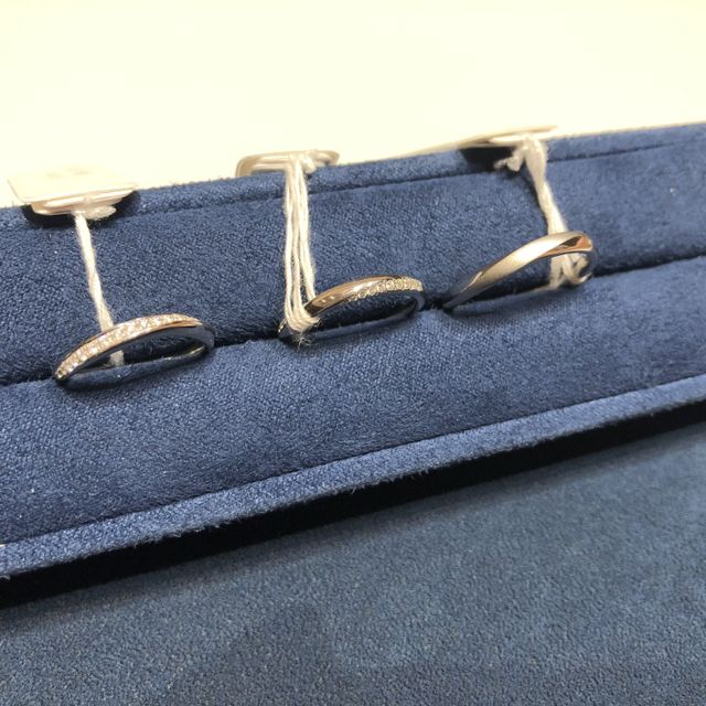 【4℃ BRIDAL(ヨンドシーブライダル)の口コミ】 珍しいデザインで、真ん中にプラチナが見えており、左右にダイヤが埋め込…