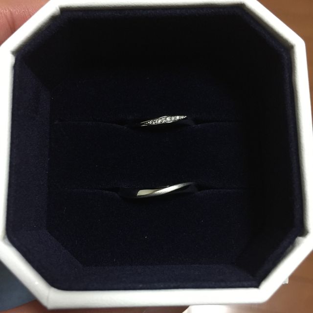 【4℃ BRIDAL(ヨンドシーブライダル)の口コミ】 1番はブランド名。そしてダイヤのキラキラ加減が気に入った。また、男性用…