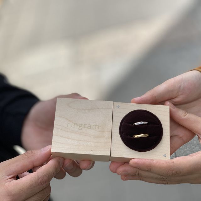 【ringram(リングラム)の口コミ】 店員さんのアドバイスを受けながら、主人と2人でいろんな見本デザインを見…