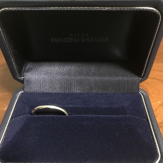 【銀座ダイヤモンドシライシの口コミ】 2本ともすごく細く、女性用のデザインは石が散りばめられていて光が当たる…