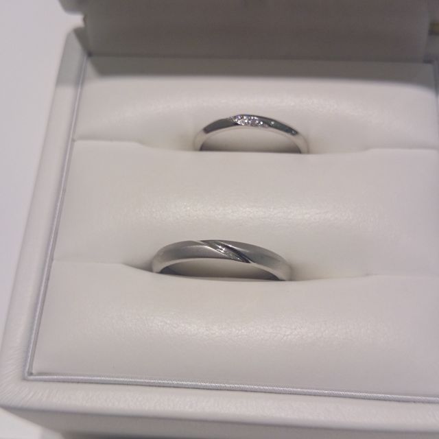 【CAFERING(カフェリング)の口コミ】 こちらのブランドの指輪は正円でないのが特徴で、掌側の金属が薄くなって…