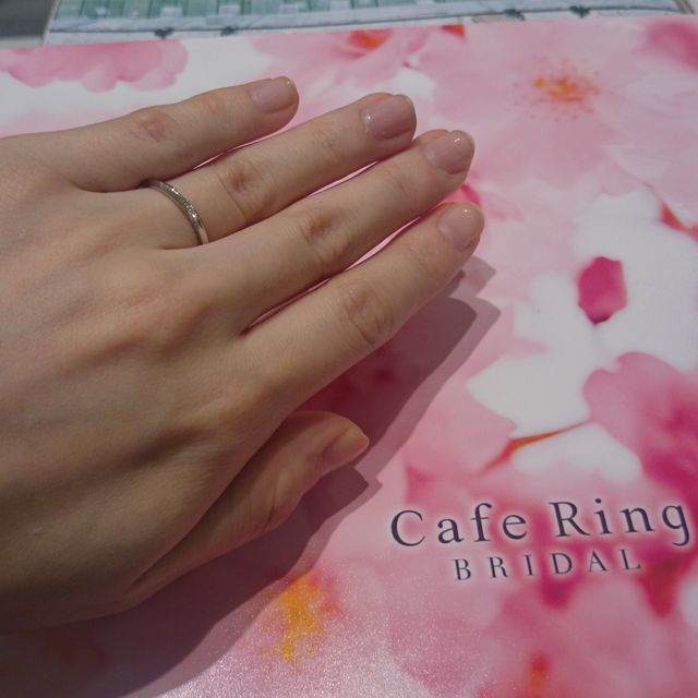 【CAFERING(カフェリング)の口コミ】 こちらのブランドの指輪は正円でないのが特徴で、掌側の金属が薄くなって…