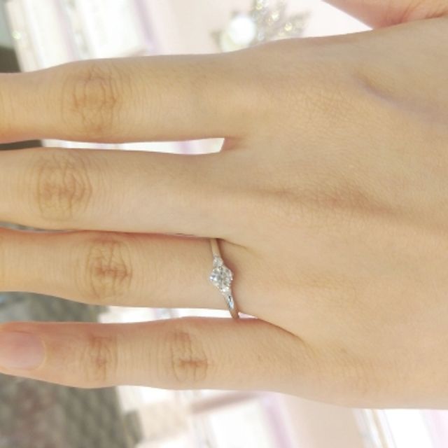 【BRIDGE(ブリッジ)の口コミ】 シンプルさと華やかさのバランスがちょうどよいデザインでつけ心地が良か…