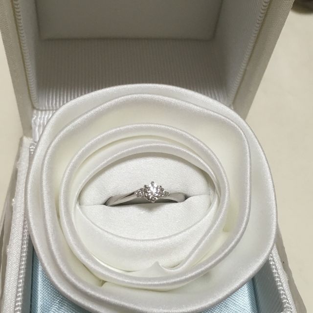【4℃ BRIDAL(ヨンドシーブライダル)の口コミ】 シンプルなデザインだからこそ引き立つ石のきらめきがあります。
彼が選び…