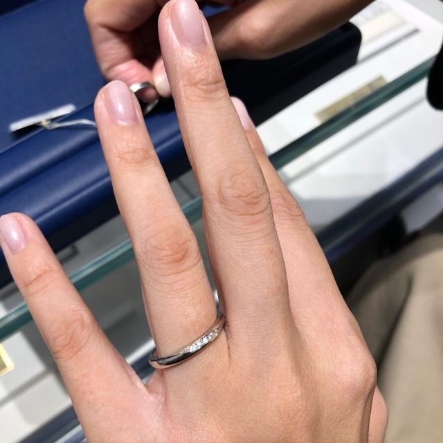 【銀座ダイヤモンドシライシの口コミ】 婚約指輪は彼がこちらで準備してくれていたので、結婚指輪もこちらで探し…