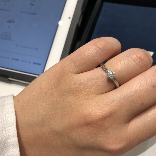 【4℃ BRIDAL(ヨンドシーブライダル)の口コミ】 ダイヤモンドの大きさがポイントです。今回、ダイヤモンドの大きさと、指…