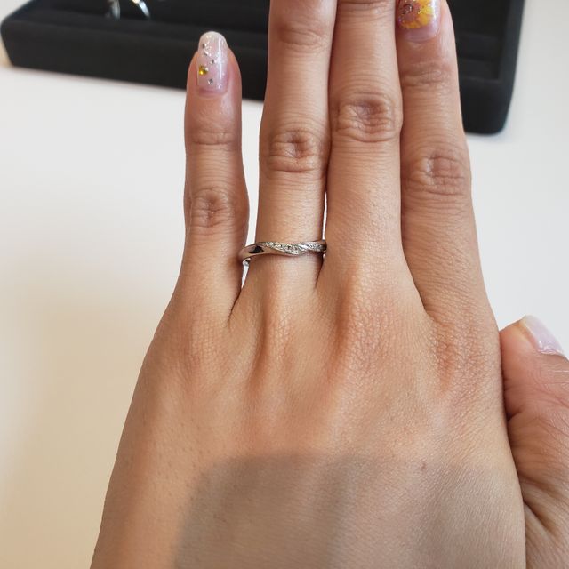 【4℃ BRIDAL(ヨンドシーブライダル)の口コミ】 緩やかなウェーブが指を長く、綺麗に見せてくれとても素敵でした。
ダイヤ…