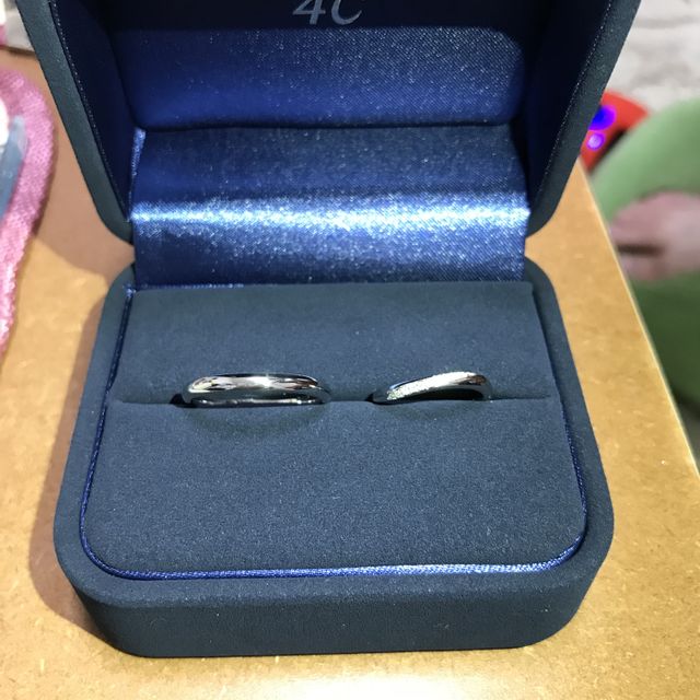 【4℃ BRIDAL(ヨンドシーブライダル)の口コミ】 シンプルでずっと着けられるデザインのものを探していました。
ゴテゴテし…