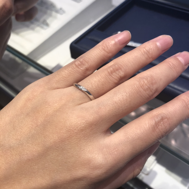 【銀座ダイヤモンドシライシの口コミ】 私のほうの指輪は一見するとストレートですが少しウェーブがかっていて指…