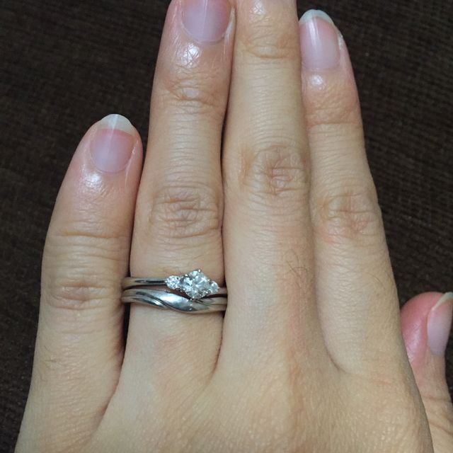 【銀座ダイヤモンドシライシの口コミ】 婚約指輪と重ねづけ出来る指輪だったこと、男女で少しデザインの違うもの…