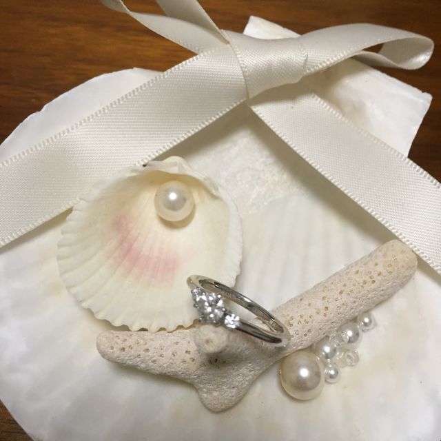 【銀座ダイヤモンドシライシの口コミ】 婚約指輪と重ねづけ出来る指輪だったこと、男女で少しデザインの違うもの…