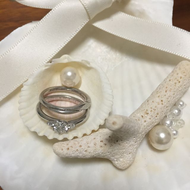 【銀座ダイヤモンドシライシの口コミ】 婚約指輪と重ねづけ出来る指輪だったこと、男女で少しデザインの違うもの…
