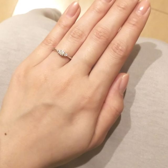【VERITE(ベリテ)の口コミ】 プラチナベースにセンターに一粒ダイヤがキラキラと輝いて美しいです。な…