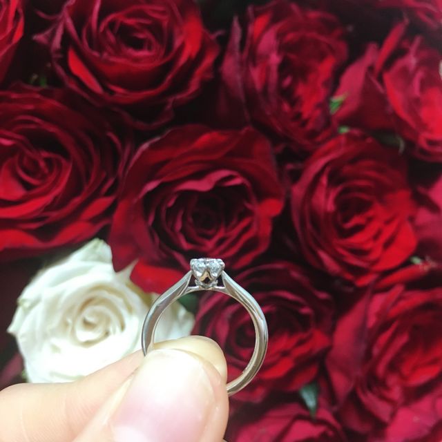 【銀座ダイヤモンドシライシの口コミ】 私の中でエンゲージリングといえば、王道の一粒ダイヤのものというイメー…