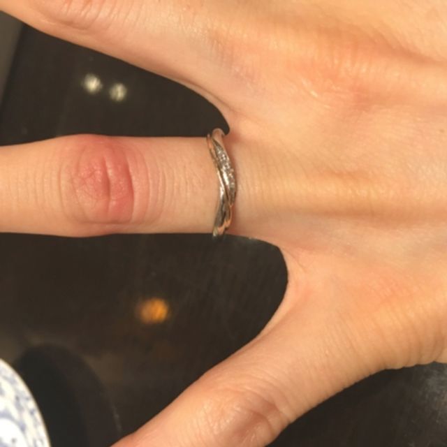 【ケイウノ ブライダル(K.UNO BRIDAL)の口コミ】 ウェーブの曲がり方が程よい感じで上品な印象があるリングです。シンプル…