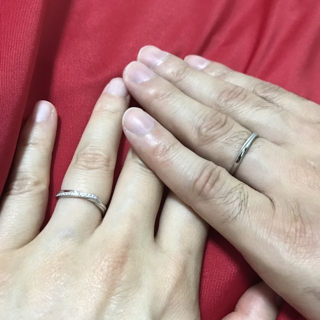 【銀座ダイヤモンドシライシの口コミ】 指輪のデザインは細いものが良かったため、それを基準に選び、また着け心…