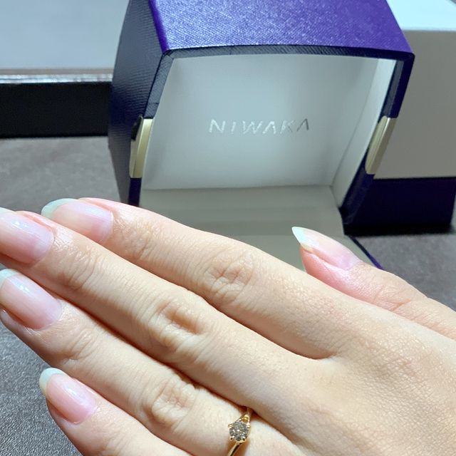 【俄(にわか)の口コミ】 とても可愛く、他にはないデザインだったことが決め手でした。初桜は石の…