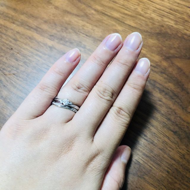 【アイプリモ(I-PRIMO)の口コミ】 ウェーブになっていて厚みもあるので、私の太めの指に馴染みが良かった。…