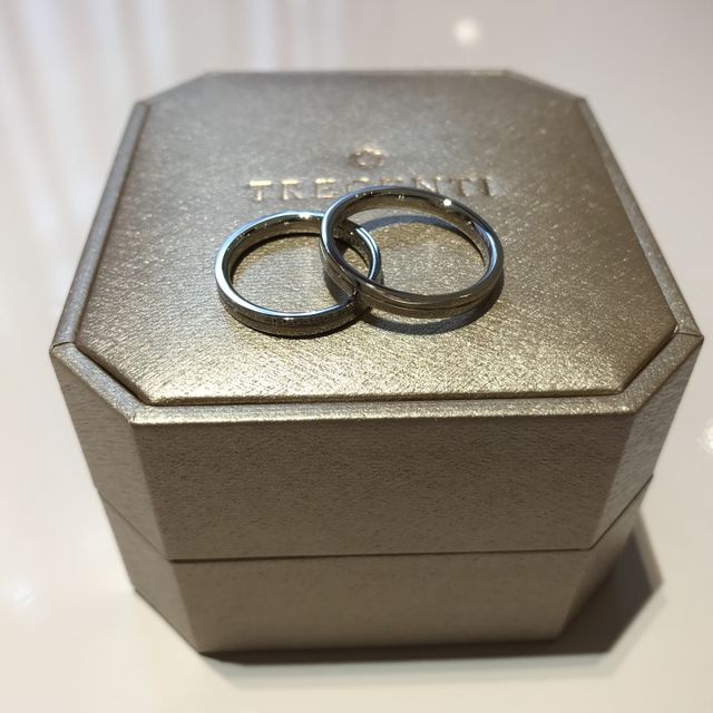 【TRECENTI(トレセンテ)の口コミ】 シンプルだけど一癖あるデザインが良くてこの指輪に決めました。シンプル…