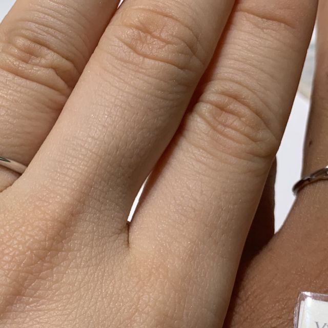 【VIVAGE(ヴィヴァージュ)の口コミ】 中央にダイヤモンド、両サイドに斜めにミル打ちがされていて可愛らしかっ…