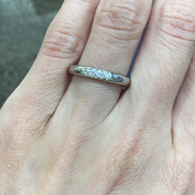 【Katamu(カタム)の口コミ】 鍛造製法であること。ダイヤが綺麗に輝くこと、内側に誕生石を入れられる…