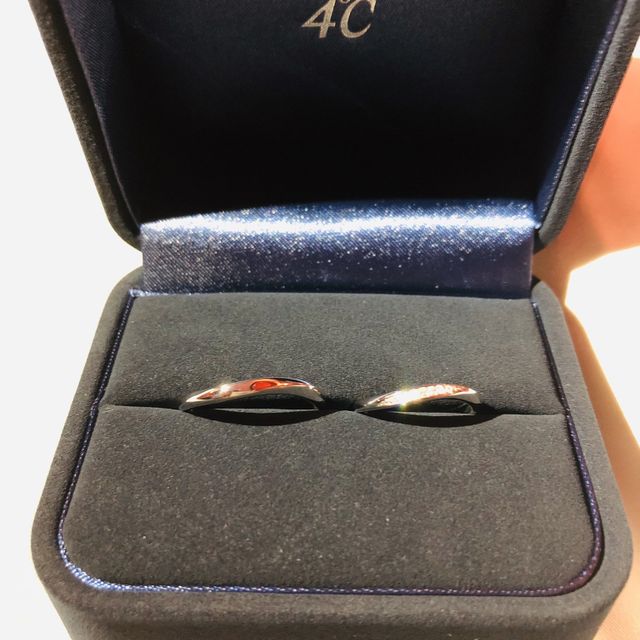 【4℃ BRIDAL(ヨンドシーブライダル)の口コミ】 もともと細身のデザインを希望していました。
ねじりが加わったものを拝見…