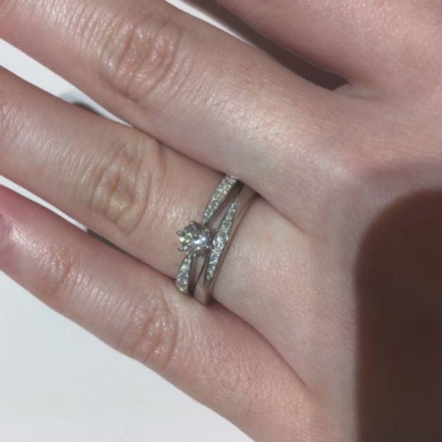 【TRECENTI(トレセンテ)の口コミ】 セットリングとしてのデザインの相性が良いと感じました。婚約指輪はキラ…