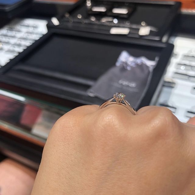 【ラザール ダイヤモンド(LAZARE DIAMOND)の口コミ】 婚約指輪 はソリティア(1粒石)を探していました。
何軒かお店を見ましたが…