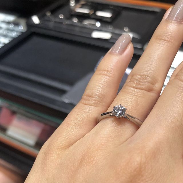 【ラザール ダイヤモンド(LAZARE DIAMOND)の口コミ】 婚約指輪 はソリティア(1粒石)を探していました。
何軒かお店を見ましたが…