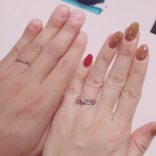 【4℃ BRIDAL(ヨンドシーブライダル)の口コミ】 外から見える所だけでなく自分達の好きな誕生石(12色)を指輪の内側に入れ…