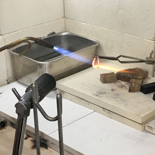 【CRAFY(クラフィ)の口コミ】 お店では、型に流し込んで作るタイプのものと、自分たちで金槌で打って作…