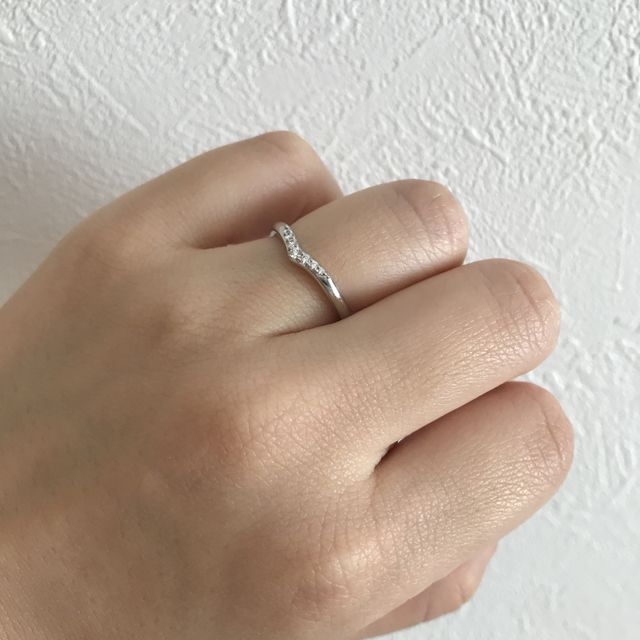 【BIJOUPIKO(ビジュピコ)の口コミ】 指がきれいに見えるV字の指輪を探していました。
指も太めなので、あまり…