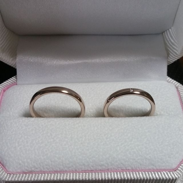 【Honey Bride(ハニーブライド)の口コミ】 男性側は、ストレートで甲丸タイプ、何も飾りのないシンプルな指輪を希望…