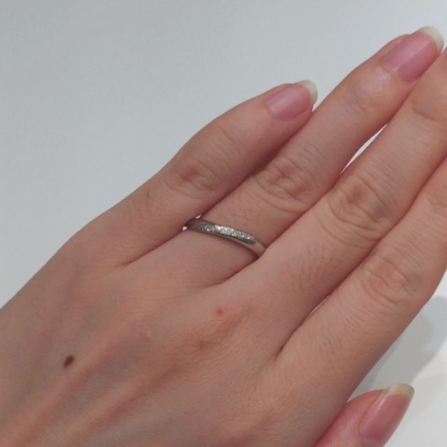 【4℃ BRIDAL(ヨンドシーブライダル)の口コミ】 柔らかく綺麗なウェーブラインが上品な印象で気に入りました。シンプルさ…