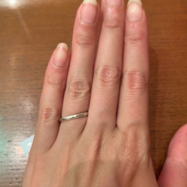 【TRECENTI(トレセンテ)の口コミ】 シンプルながらミル打ちされている部分がキラキラと光っておりダイヤが付…