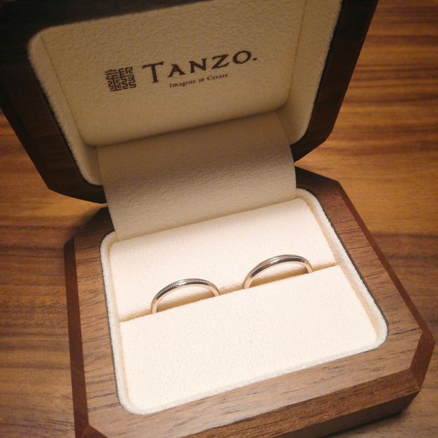 【TANZO.(鍛造指輪)の口コミ】 指輪を探して都内3店舗ほど回りました。
その中でTANZOさんは、鍛造製法で…