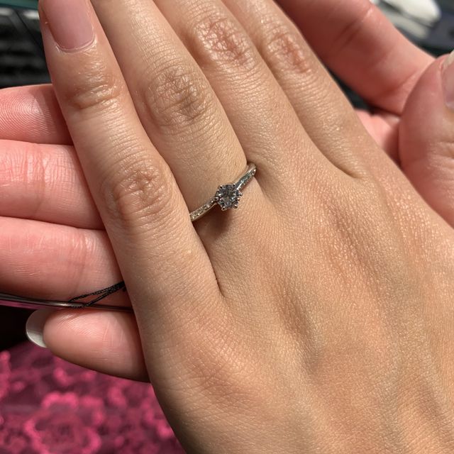 【エクセルコダイヤモンド(EXELCO DIAMOND)の口コミ】 彼女の細身の指に合うダイヤモンドが際立つ指輪を探していました。4件周り…