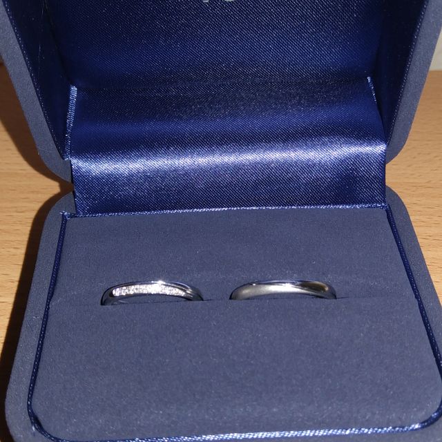 【4℃ BRIDAL(ヨンドシーブライダル)の口コミ】 二人で見に行きました。女性用にダイヤモンドが飾り付けられいていて、男…