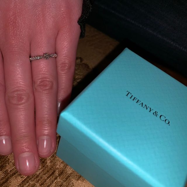 【ティファニー(Tiffany & Co.)の口コミ】 主人がプロポーズの際にプレゼントしてくれました。中央のダイヤとサイド…
