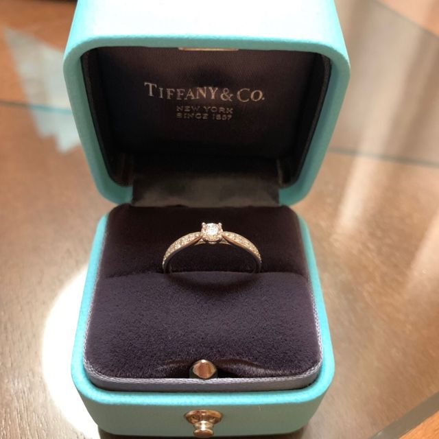 【ティファニー(Tiffany & Co.)の口コミ】 主人がプロポーズの際にプレゼントしてくれました。中央のダイヤとサイド…