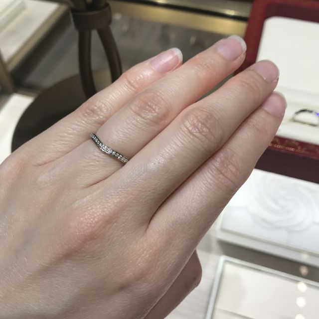 【カルティエ(Cartier)の口コミ】 vラインのカーブがゆるやかでキツすぎず、指が長く見えるデザイン。ダイヤ…