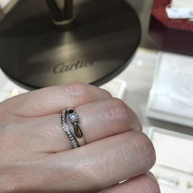 【カルティエ(Cartier)の口コミ】 vラインのカーブがゆるやかでキツすぎず、指が長く見えるデザイン。ダイヤ…