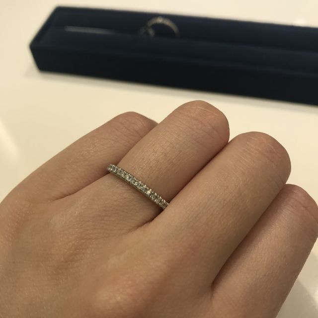 【4℃ BRIDAL(ヨンドシーブライダル)の口コミ】 ダイヤモンドの爪留めタイプは光を当てるとキラキラと輝きとても綺麗。爪…