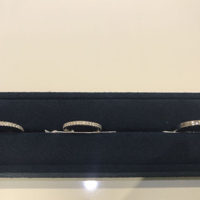 【4℃ BRIDAL(ヨンドシーブライダル)の口コミ】 ダイヤモンドの爪留めタイプは光を当てるとキラキラと輝きとても綺麗。爪…