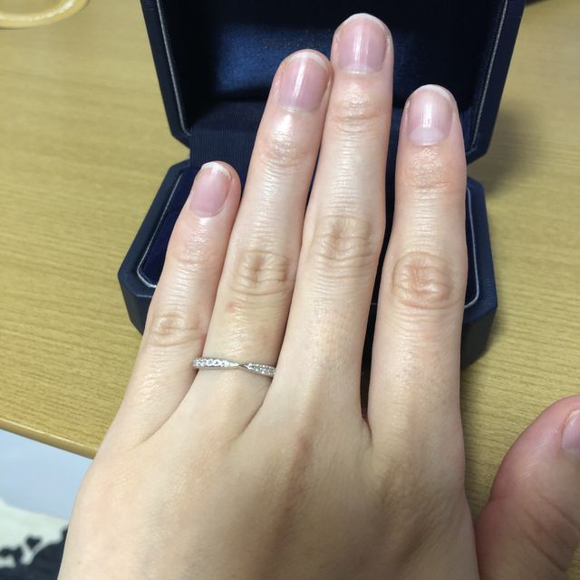 【銀座ダイヤモンドシライシの口コミ】 婚約指輪がティファニーのセッティングだったため、重ね付けで合うものを…