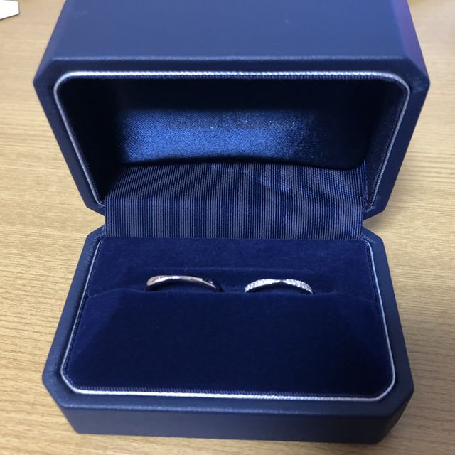 【銀座ダイヤモンドシライシの口コミ】 婚約指輪がティファニーのセッティングだったため、重ね付けで合うものを…