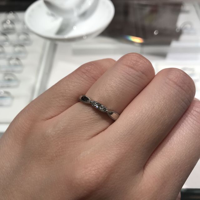 【エクセルコダイヤモンド(EXELCO DIAMOND)の口コミ】 3粒のダイヤモンドで上下にミル打ちがあるデザイン。エクセルコダイヤモン…