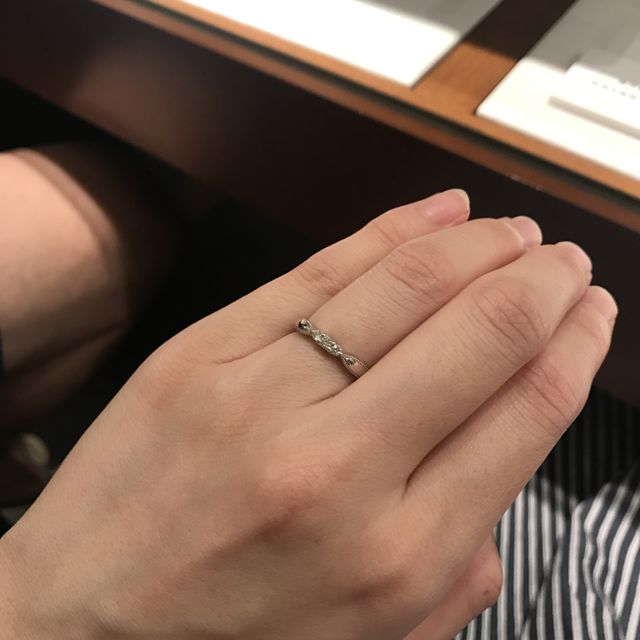 【エクセルコダイヤモンド(EXELCO DIAMOND)の口コミ】 3粒のダイヤモンドで上下にミル打ちがあるデザイン。エクセルコダイヤモン…