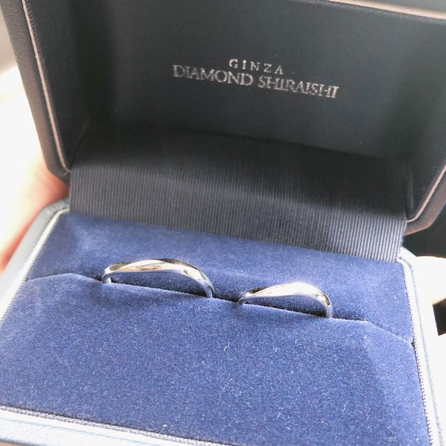 【銀座ダイヤモンドシライシの口コミ】 S字やV字のようななめらかなウェーブが
あること、婚約指輪との相性。
あ…
