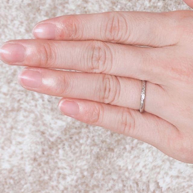 【銀座ダイヤモンドシライシの口コミ】 シンプルなデザインであり並んで配置されたメレダイヤがキラキラとして綺…